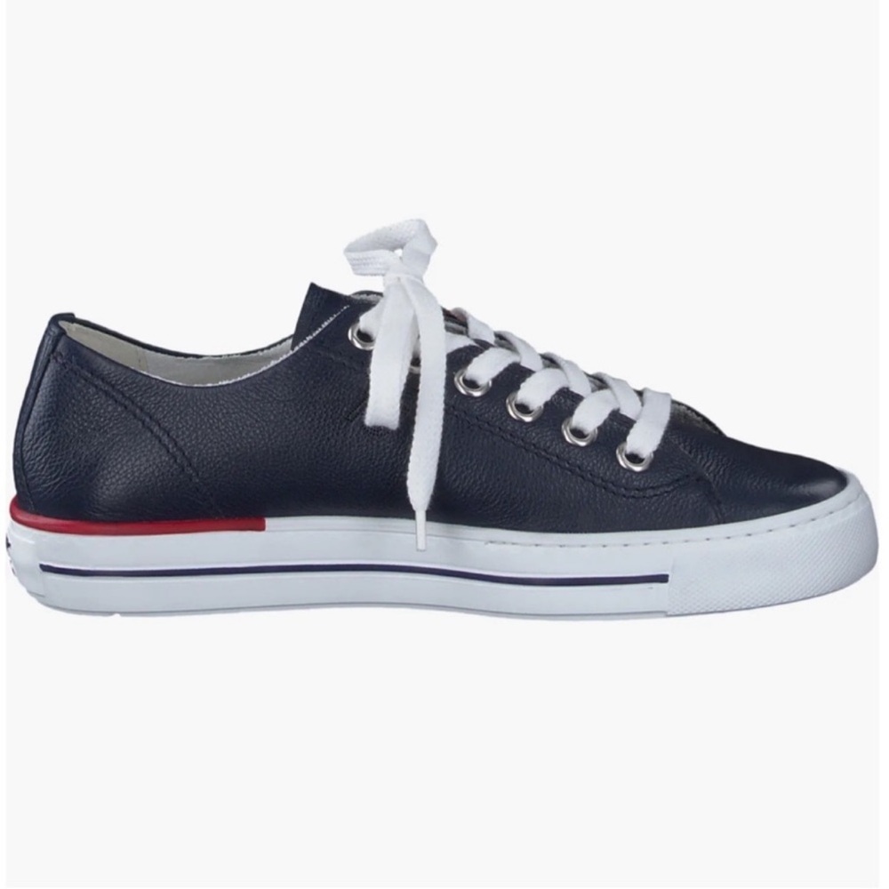 Low top leather sneakers. Dark blue leather. US 8